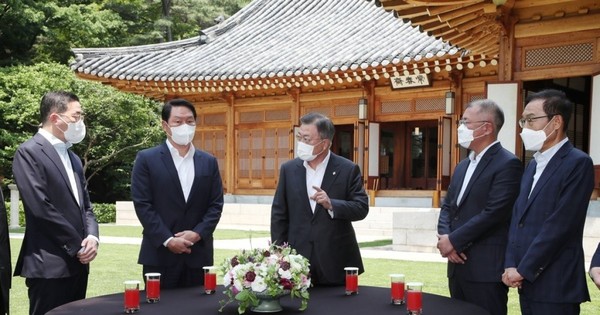 President Moon Jae-in talks with the leaders of South Korea’s four leading conglomerates at the Blue House on Wednesday. From left are LG Group Chairman Koo Kwang-mo, SK Group Chairman Chey Tae-won, Hyundai Motor Group Chairman Chung Eui-sun and Samsung Electronics Vice Chairman Kim Ki-nam. (Blue House photographers’ pool)