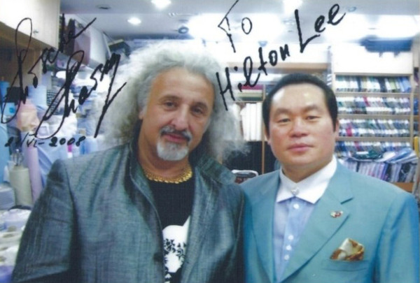 Chairman Hilton Lee (right) takes a picture with the world-renowned cellist Mischa Maisky, one of his long frequent customers.