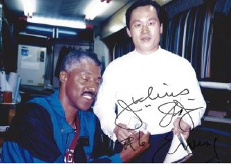 Chairman Hilton Lee (right) poses for the camera with Julius Winfield Erving, a legendary U.S. basketball star.