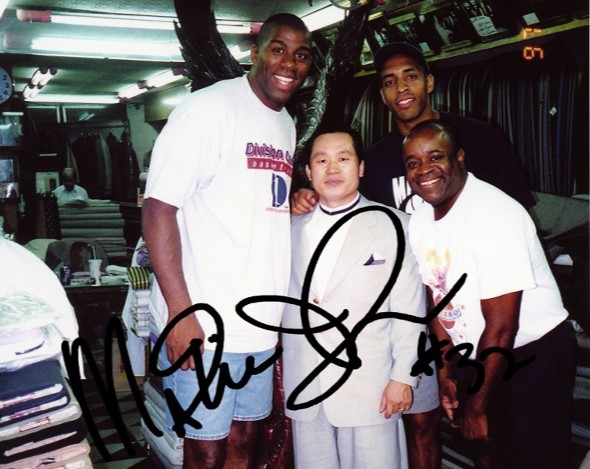 A commemorative photo with Magic Johnson and former NBA players and his autograph.