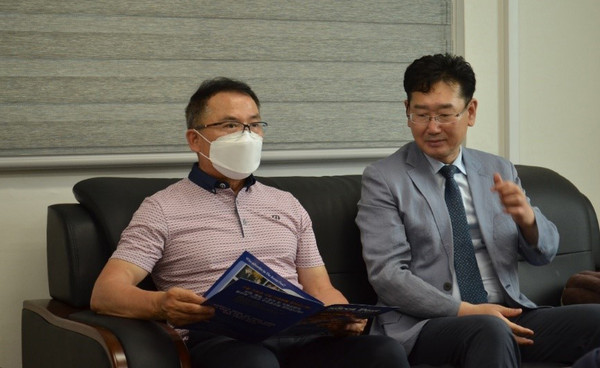 Kim Gyung-rea (right), CEO of JC Global, explains the excellence of the Jeollabuk-do industrial complex to Youn Ki-sik, CEO of Wonjin Ecotech during an interview