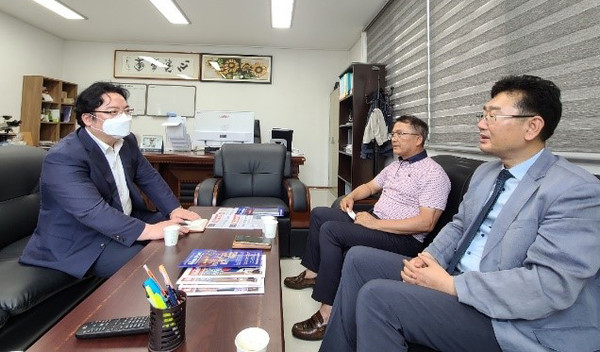 Kim Gyung-rea (right), CEO of JC Global, and Youn Ki-sik (center), CEO of Wonjin Ecotech, brief on the favorable business climate in Jollabuk-do to Korea Post Deputy Managing Editor Sung Jung-wook(left) during an interview