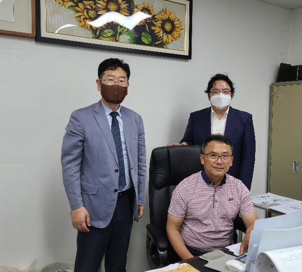 Kim Gyung-rea(left), CEO of JC Global, and Youn Ki-sik(center), CEO of Wonjin Ecotech, hold an interview with Korea Post Deputy Managing Editor Sung Jung-wook on environment, people, and technical issues and alternatives.