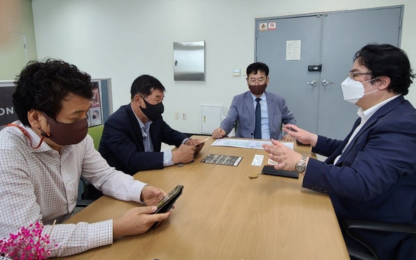 From left: Manager Ko Sun-young, Jeonnam Branch Manager Park Sung-soo, CEO Kim Gyeong-rae of JC Global, and Korea Post Deputy Managing Editor Sung Jung-wook