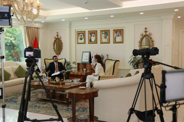 Amb. Abdulla Saif Al Nuaimi of UAE to Seoul (left) has an interview with an Arirang TV reporter in charge of the “Diplomat” program on July 12, 2021.