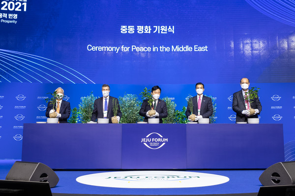 압둘라 사이프 알누아이미 주한 UAE 대사 (오른쪽에서 두번째)가 제주도에서 개최된 중동평화 기원식에 참석하고 있다.