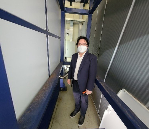 코리아포스트 성정욱 부국장은 음식물 소멸기 배출구에서 악취가 나는지 확인하는 모습