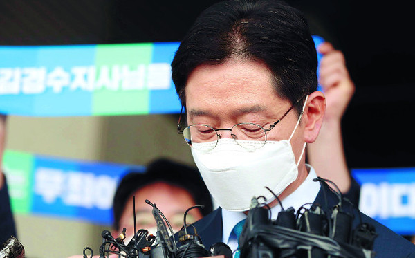 South Gyeongsang Province Governor Kim Kyung-soo answers questions from reporters at the Gyeongnam Provincial Government in Changwon, South Gyeongsang Province, after a two-year prison sentence was confirmed by the Supreme Court on July 21.