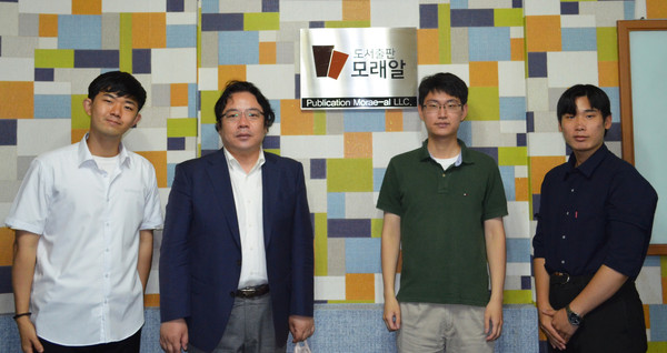 (From left in order) Morae-al Director Jeong Hee-seok, Korea Post Deputy Managing Director Sung Jung-wook, Morae-al CEO Kim Si-yeon and Director Ju Min-young take a photo after finishing the interview.