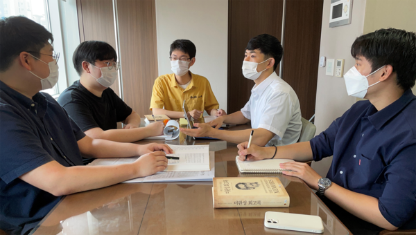 (From left in order) Morae-al Director Lee Choog hyeon, Kim Gun-woo, CEO Kim Si-yeon, Director Jeong Hee-seok and Director Ju Min-young hold an appraisal meeting on the publication of the book, “Bangabandhu, The Unfinished Memoirs.”