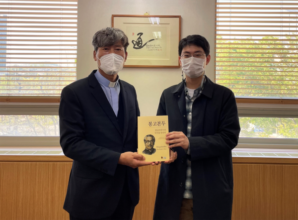 Morae-al CEO Kim Si-yeon (right) talks with Rev. Dr. Kim Ki-seok, president of Sungkonghoe University after donating two books, titled “Bangabandhu, The People's Hero” at the president’s office at the university.