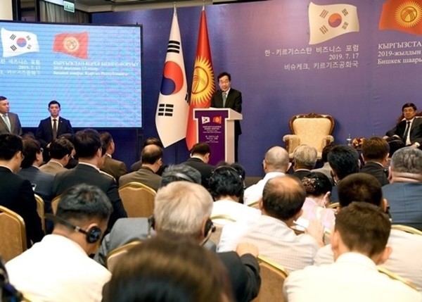 The then Prime Minister Lee Nak-yeon (on the podium) delivers a speech at the Korea-Kyrgyzstan Business Forum held in Kyrgyzstan on July 17, 2019.