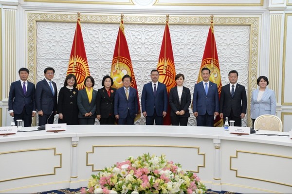 The then Speaker Park Byung-seok of the National Assembly of Korea (sixth from left) and his entourage take a photo after visiting Kyrgyzstan for the first time in the history of diplomatic relations with Kyrgyzstan from April 3 to 5, 2021.
