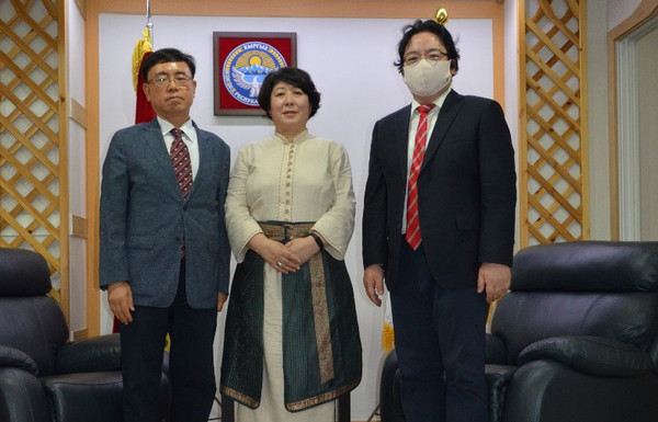 Ambassador Dinara Kemelova of Kyrgyz Republic in Seoul is flanked on the left by The Korea Post Managing Editor Kevin Lee and Deputy Managing Editor Sung Jung-wook after holding an interview at the embassy in Seoul on July 7, 2021.