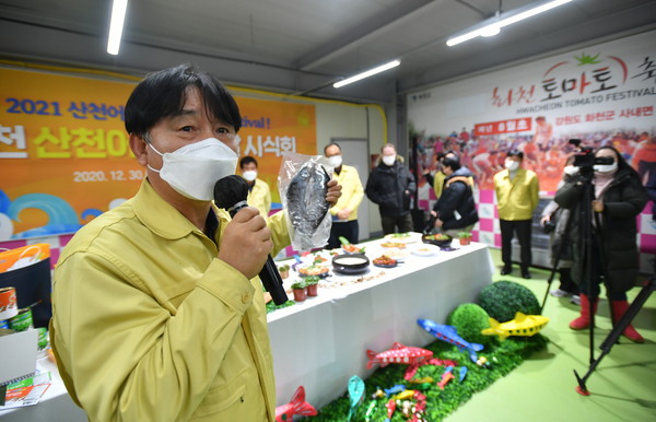 Hwacheon County Mayor Choi Moon-soon participates in a campaign to sell canned trout and semi-dried trout.
