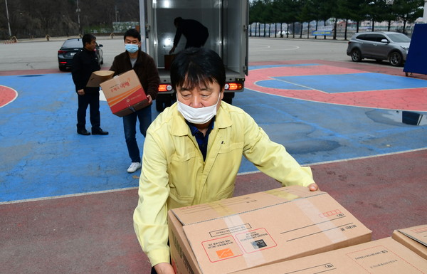 Hwacheon County Mayor Choi Moon-soon engages in the activity to provide COVID-19 disaster relief funds and masks to citizens.