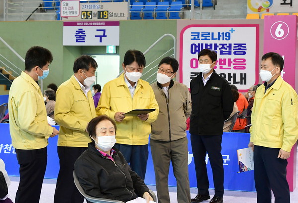 Hwacheon County Mayor Choi Moon-soon (third from left) makes the on-site inspection of the COVID-19 vaccination