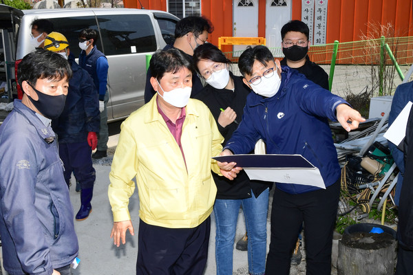 Hwacheon County Mayor Choi Mun-soon (second from the left) inspects the scene for flood recovery in Sanae-myeon.
