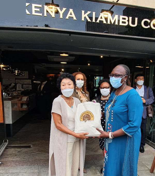 Cabient Secretary Mme. Maina (right) receives a memento from President Hong.