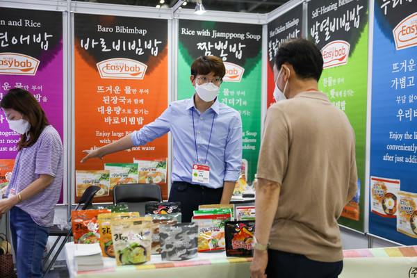 코로나19 이후 국내외 식품산업 트렌드를 가늠할 수 있는 ‘2021 서울국제식품산업대전(서울푸드 2021)’의 막이 올랐다. KOTRA는 이달 27일부터 30일까지 일산 킨텍스에서 ‘서울푸드 2021’을 개최한다. 27일 개막 첫날 국내외 참관객들이 전시 부스를 둘러보고 있다.