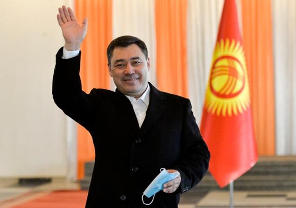 키르기스스탄의 사디르 자파로프 대통령이 지지자들에게 손을 내밀고 있다.