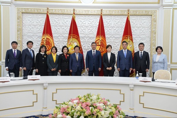 박병석 당시 국회의장(왼쪽에서 여섯 번째)과 측근이 2021년 4월 3일부터 5일까지 키르기스스탄과 수교 역사상 처음으로 키르기스스탄을 방문한 뒤 기념촬영을 하고 있다.