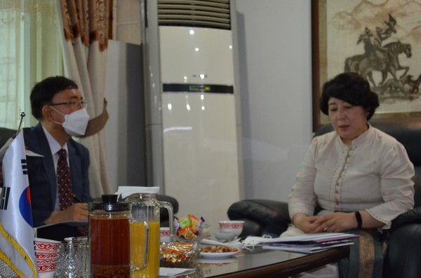 디나라 케멜로와 대사(오른쪽)가 Keven Lee편집국장의 인터뷰에서 한-키르기스스탄 경제협력에 대한 질문에 답하고 있다.