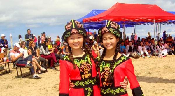 전통 의상을 입은 키르기스스탄 소녀들