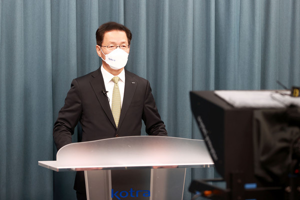KOTRA는 한국생산기술연구원과 함께 28일 ‘유럽 그린딜 규제 대응 웨비나’를 개최했다. 김상묵 KOTRA 혁신성장본부장이 인사말을 하고 있다.