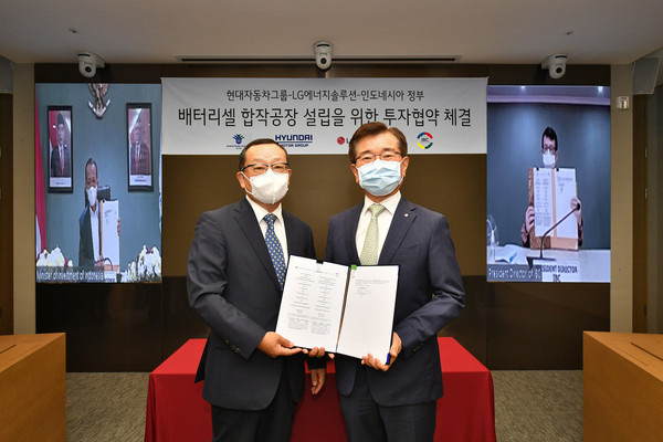 LG Energy Solution CEO Kim Jong-hyun (right) and Hyundai Mobis CEO Cho Sung-hwan pose for the camera after signing a pact to establish a 10 GWh battery cell joint venture in Indonesia at LG Energy Solution headquarters in Yeouido, Seoul.