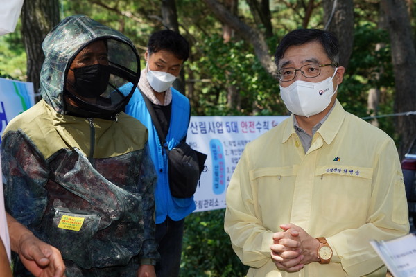 최병암 산림청장(오른쪽) 산림사업장 폭염 피해 최소화를 위한 현장 점검