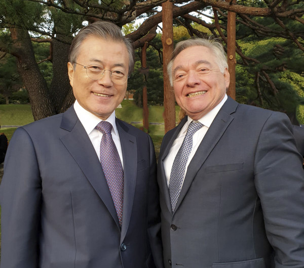 President Moon Jae-in (left) and Ambassador Daul Matute-Mejia of Peru in Seoul pose for the camera at the Presidential Mansion of Cheong Wa Dae in Seoul on April 20, 2018. Presidential Moon has very friendly feelings to Peru and Ambassador Matute-Mejia has strong friendship with Korea, including his love for traditional Korean food.