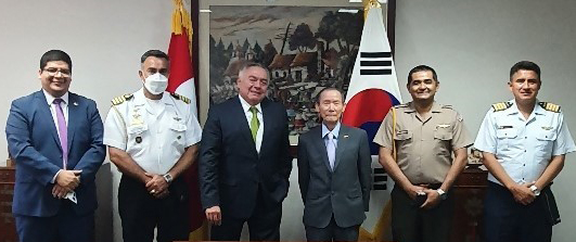 Ambassador Matute-Mejia of Peru (third from left) and Publisher-Chairman Lee Kyung-sik of The Korea Post media (fourth from left) pose for the camera with 3rd Secretary Jeancarlo Brena of the Embassy of Peru (far left) and Military Attaches of the Embassy of Peru in Seoul.
