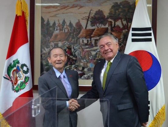 Ambassador Matute-Mejia of Peru (right) shakes hands with Publisher & Chairman Lee Kyung-sik of The Korea Post media after holding an interview at the ambassador’s office in Jung-gu, Seoul on July 21, 2021.
