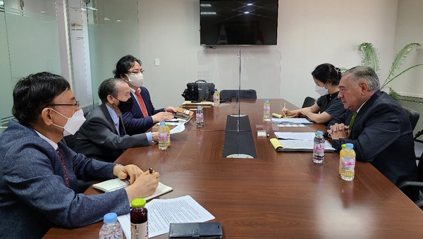 Ambassador Matute-Mejia of Peru (right) is interviewed by Publisher-Chairman Lee Kyung-sik of The Korea Post media (second from left) Managing Editor Kevin Lee is seen at far left with Deputy Editor Sung Jong-wook (third from left) and Embassy Interpreter Ms. Chung Jin-uk (fourth from left).