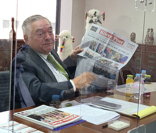  Ambassador Matute-Mejia of Peru reads the Korean-language newspaper (24 pages) of The Korea Post media.