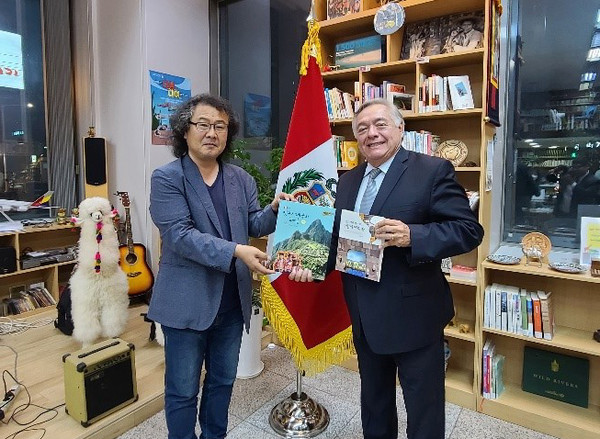 Ambassador Matute-Mejia of Peru (right) attends a cultural and tourist promotion event at the “Travel Humanities Library Dream on the Road” in the city of Incheon, gateway port city to Seoul on the west coast of Korea.