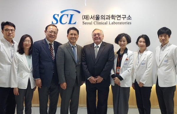 Ambassador Matute-Mejia of Peru (fifth from left) poses with officials of the Seoul Clinic Laboratories in connection with control against COVID-19.