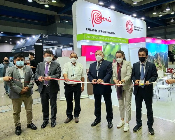 Ambassador Matute-Mejia of Peru (fourth from left) cuts tapes to open the Peru Pavilion at the Coffee Expo Seoul Fair.