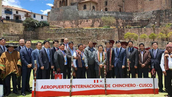Peruvian government officials and South Korean delegates take a commemorative photo after signing a contract for the "Chinchero New Airport PMC Project" on Oct. 24, 2019.