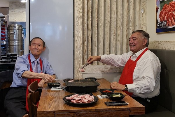 마뚜데-메히아 페루 대사(오른쪽)와 이경식 코리아포스트 회장이 한국 음식과 음료를 즐기며 카메라를 향해 포즈를 취하고 있다. 한국 미식가들이 가장 좋아하는 삼겹살은 마뚜데-메히아 대사가 즐겨 먹는 한국 음식 중 하나다.