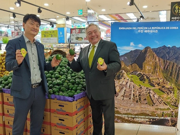 마뚜데-메히아 페루 대사(오른쪽)가 최대 슈퍼마켓 체인중 하나인 아시아 롯데마트에서  하스 아보카도를 소개하고 있다.