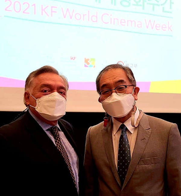 마뚜데-메히아 페루 대사(왼쪽)가 2021년 세계 온라인 영화 주간(World Online Cinema Week)의 지도자와 함께 포즈를 취하고 있다.
