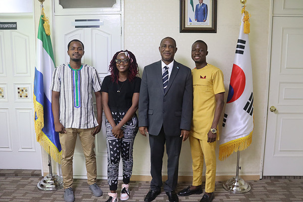 From left to right, Mr. Mohamed Serray Jalloh (2021 Student’s Council president and student at Yeungnam University), Ms. Haja Sorie Conteh (student at Yeungnam University), His Excellency Ambassador Kathos Jibao Mattai and Mr. Emmanuel Henry Siaffa (student at Yeungnam University). Photo taken on July 30, 2021 at Sierra Leone Embassy in Seoul.