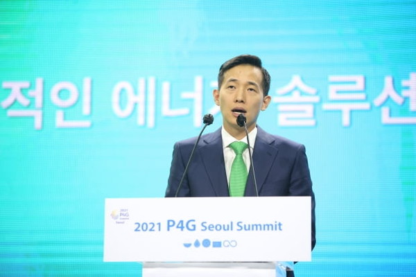Hanwha Solutions CEO Kim Dong-kwan delivers a speech at the 2021 P4G Seoul summit.