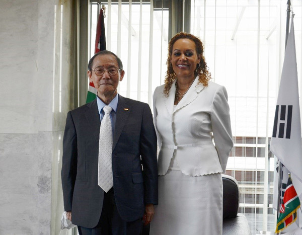 Ambassador Mwende Mwinzi (MBS) of the Republic of Kenya in Seoul (right) and Publisher Lee Kyung-sik of The Korea Post media pose for the camera after holding an interview at the Kenyan Embassy in Seoul on Aug. 3, 2021.