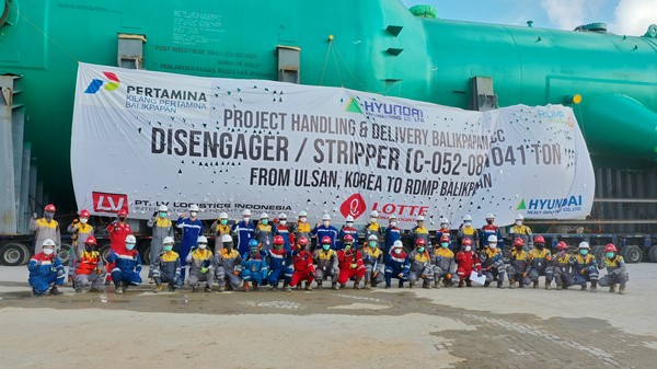 현대엔지니어링이 인도네시아에서 수행중인 '인도네시아 발릭파판 정유공장 고도화 프로젝트' 현장으로 운송한 3기의 중량물 중 분리기(Disengager/stripper) 하역을 완료한 모습