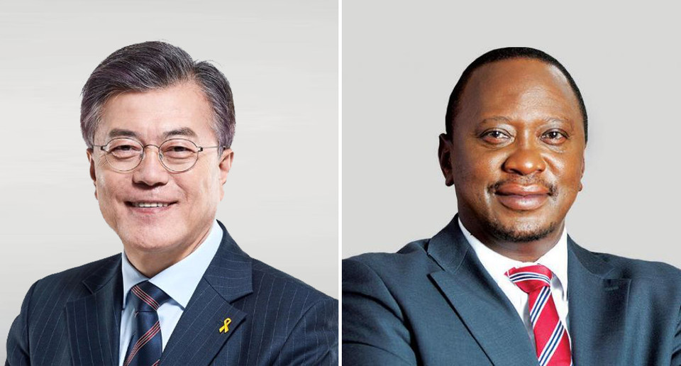 문재인 대통령(왼쪽)과 우후루 케냐타 케냐 대통령. 두 정부 수반은 국민의 복지 증진과 국제 협력 및 우호 증진에 대한 아낌없는 관심을 포함하여 많은 공통점을 공유하고 있습니다.