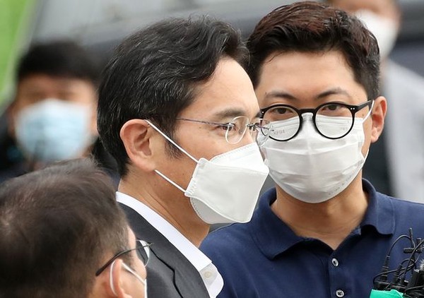 Vice Chairman Lee Jae-yong (center) of Samsung Electronics is being released on parole for Liberation Day at the Seoul Detention Center in Uiwang-si, Gyeonggi-do on Aug. 30.