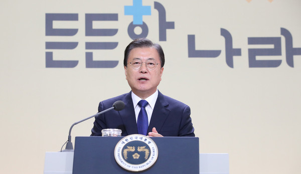 President Moon Jae-in announces the parole for Vice Chairman Lee Jae-yong of Samsung Electronics, saying, “I hope people will understand and accept it as an option for the national interests.”